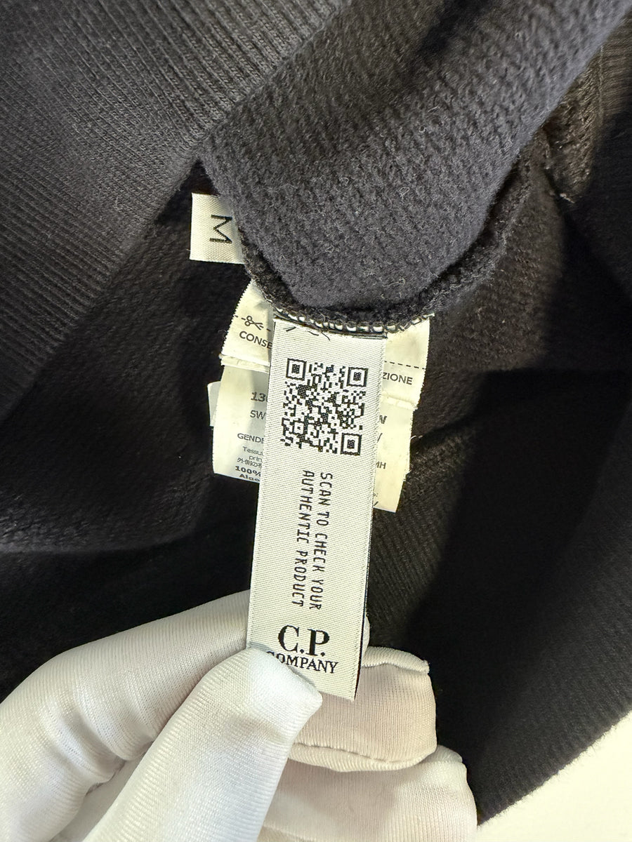 Étiquette d'authenticité avec code QR à l'intérieur du sweat-shirt noir en coton Secondstore C.P. Company