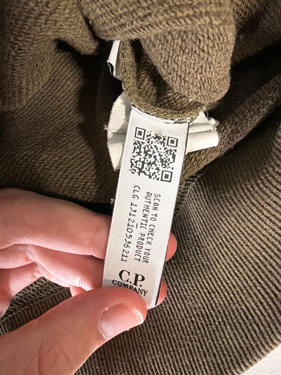 Étiquette d'authenticité avec QR code sur un sweat-shirt vert olive Secondstore C.P. COMPANY