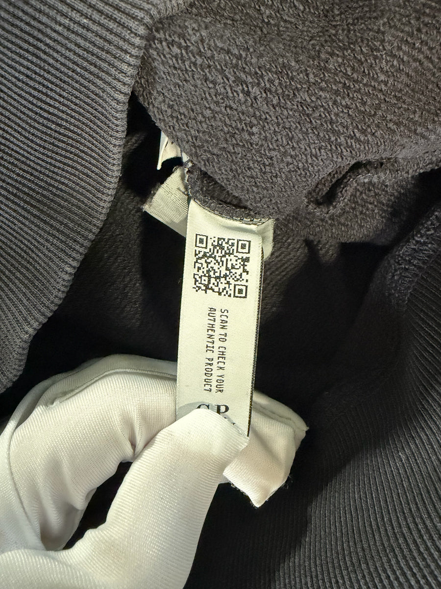 Étiquette d'authenticité avec QR code à l'intérieur d'un sweat-shirt Secondstore C.P. Company en coton gris foncé