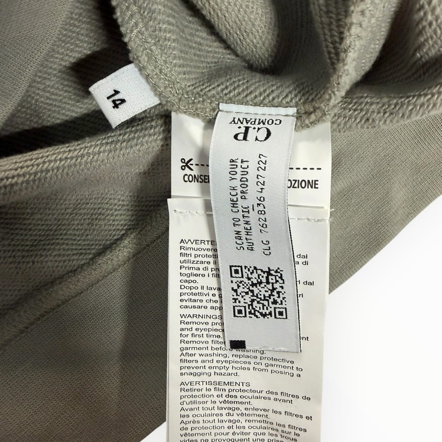Étiquette intérieure d'authenticité Secondstore sur un sweat-shirt taupe en coton de C.P. Company