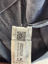 Étiquette d'authenticité avec code QR à l'intérieur d'un pull gris Secondstore C.P. Company