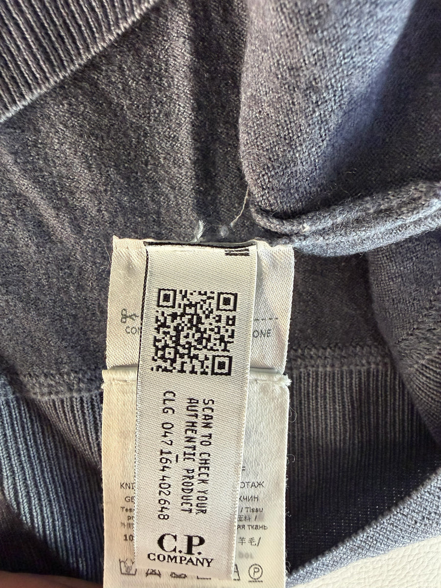 Étiquette d'authenticité avec code QR à l'intérieur d'un pull gris Secondstore C.P. Company