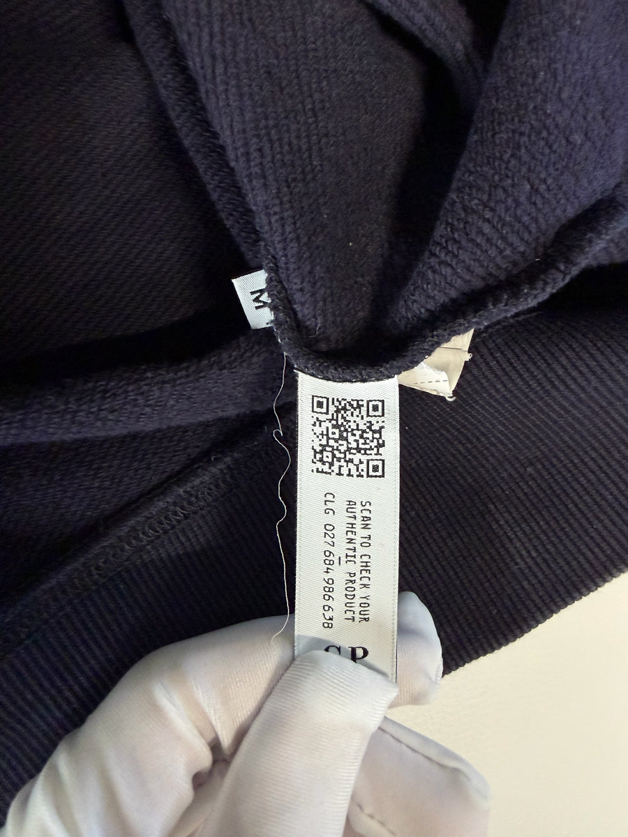 Étiquette d'authenticité avec code QR à l'intérieur du sweat-shirt Secondstore C.P. Company en coton bleu marine