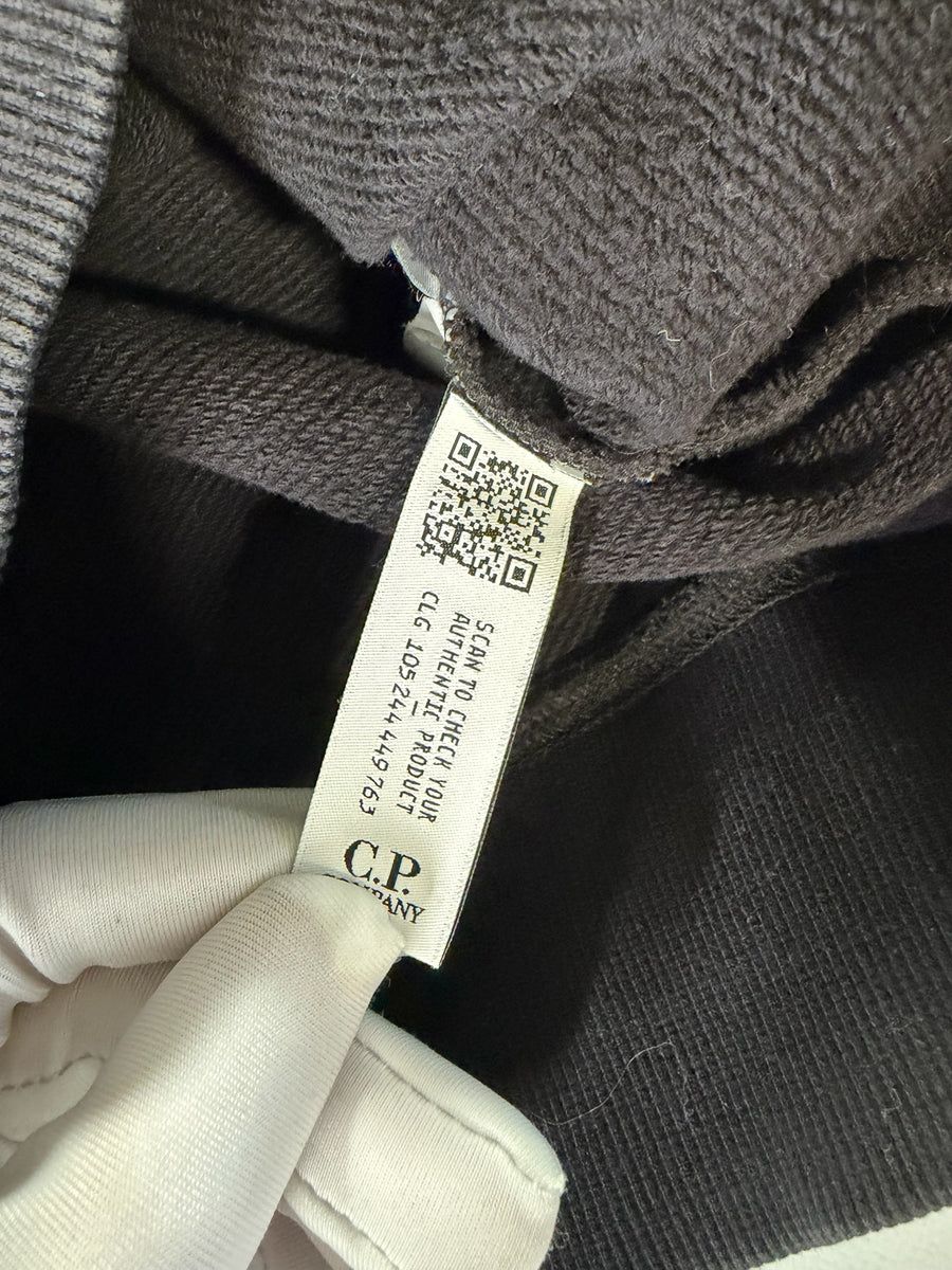 Étiquette d'authenticité avec code QR à l'intérieur du sweat-shirt Secondstore C.P. Company en coton gris foncé