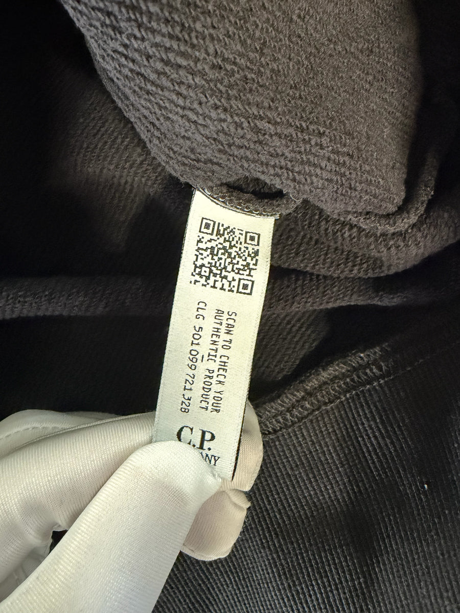 Étiquette d'authenticité avec QR code sur un sweat-shirt noir Secondstore C.P. COMPANY en coton texturé
