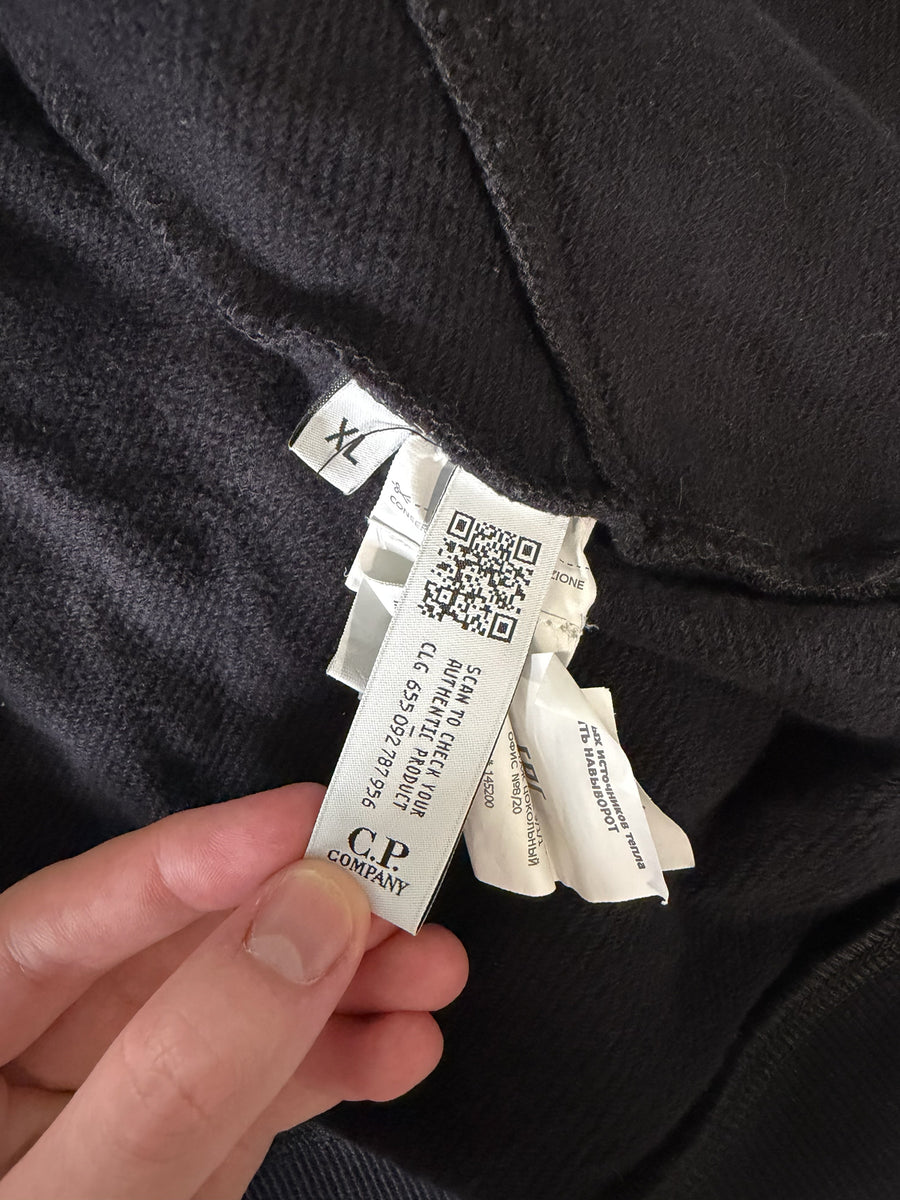 Étiquette d'authenticité avec code QR sur un sweat-shirt noir Secondstore C.P. Company en coton