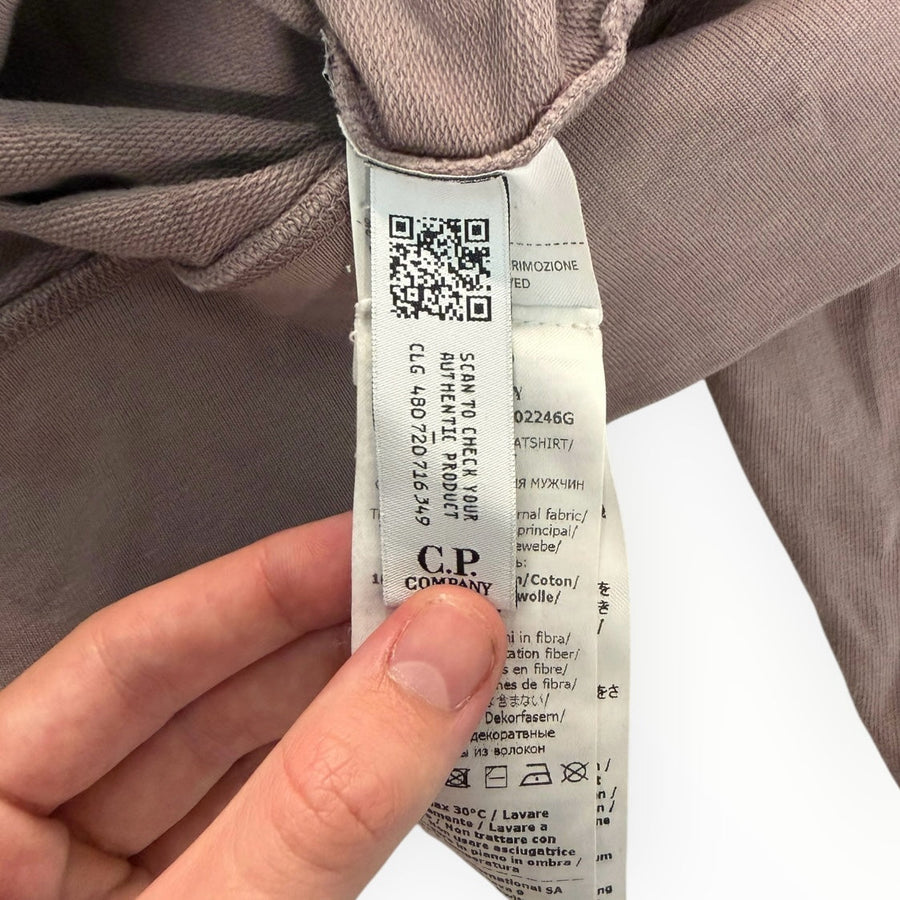 Étiquette intérieure d'authentification avec QR code sur un sweat-shirt marron Secondstore C.P. Company en coton