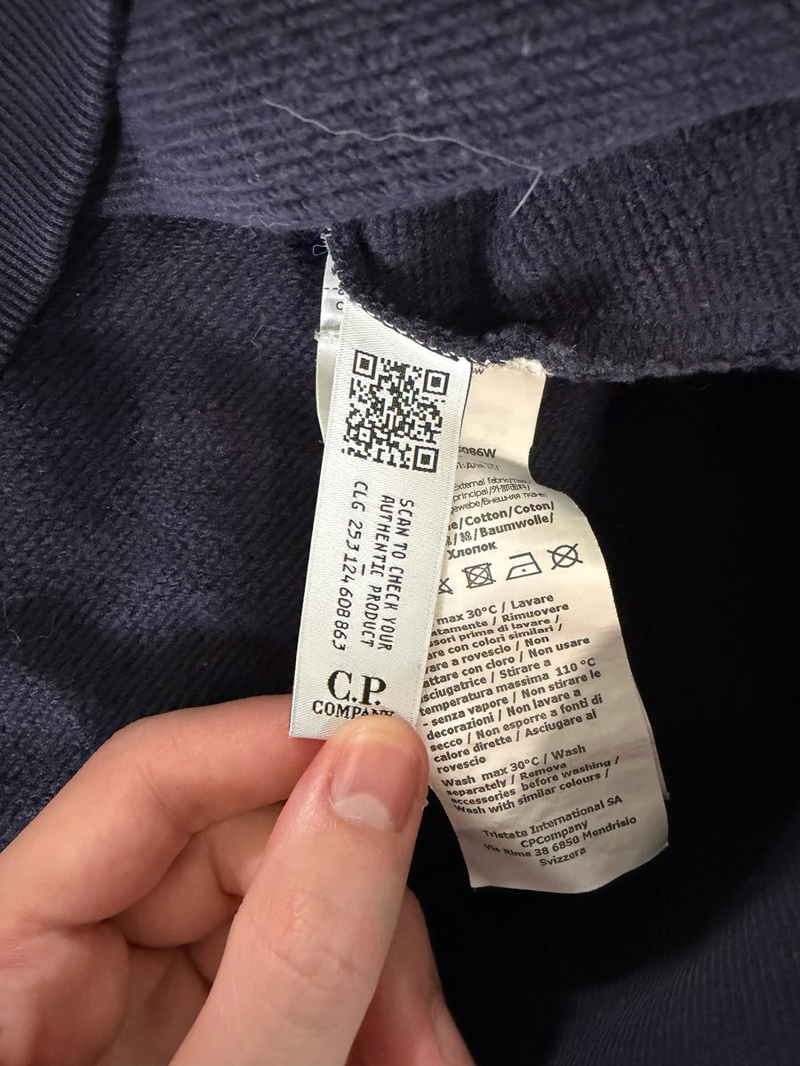 Étiquette de composition et code QR d'authenticité à l'intérieur d'un sweat-shirt bleu marine Secondstore C.P. COMPANY