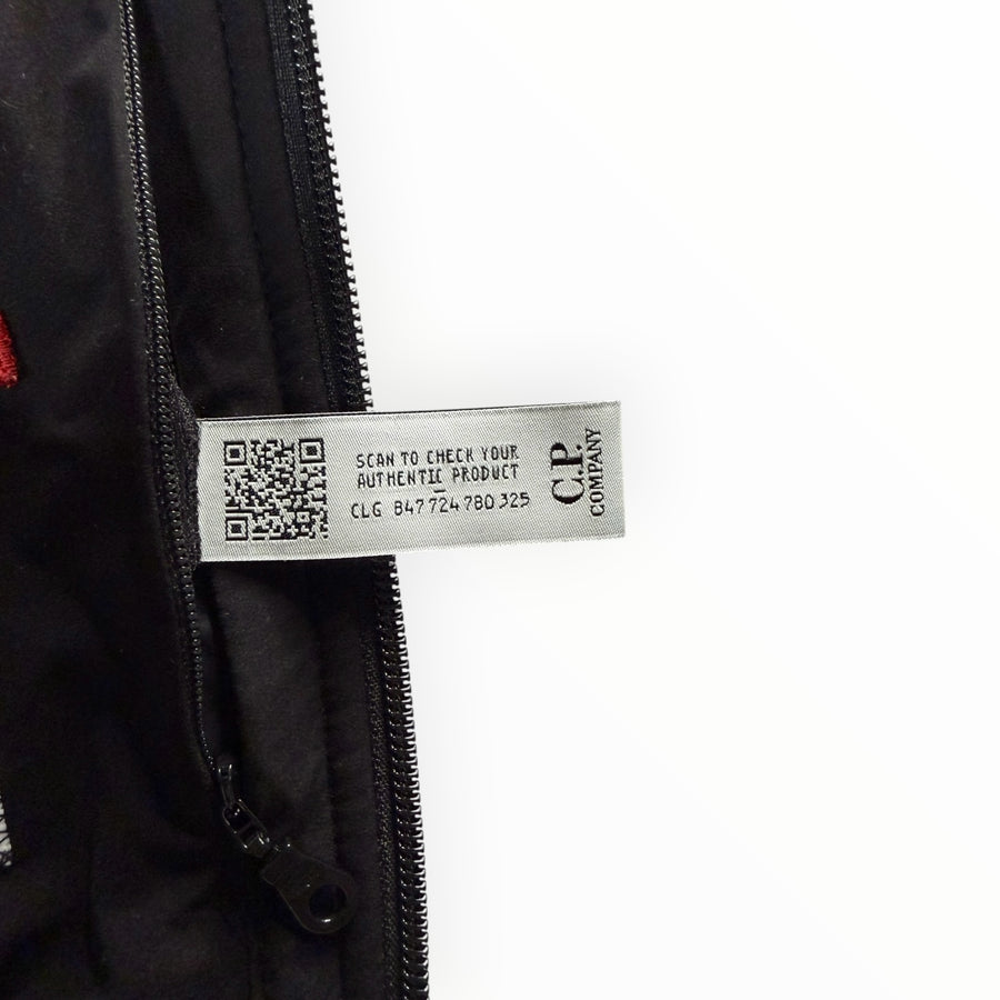 Étiquette d'authenticité avec code QR et logo C.P. Company sur une veste noire Secondstore