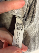 Étiquette d'authenticité avec QR code sur un sweat-shirt gris chiné Secondstore C.P. Company