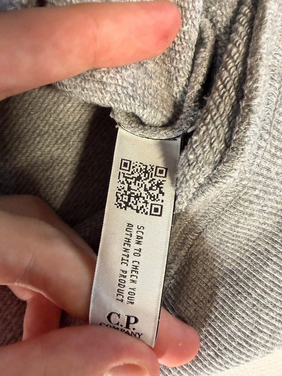 Étiquette d'authenticité avec QR code sur un sweat-shirt gris chiné Secondstore C.P. Company