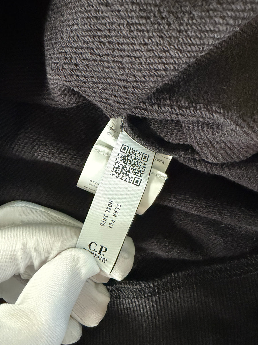 Étiquette d'authenticité avec code QR sur un sweat-shirt noir en coton Secondstore C.P. Company