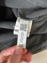 Étiquette d'authenticité avec QR code à l'intérieur d'un sweat-shirt gris anthracite Secondstore C.P. Company