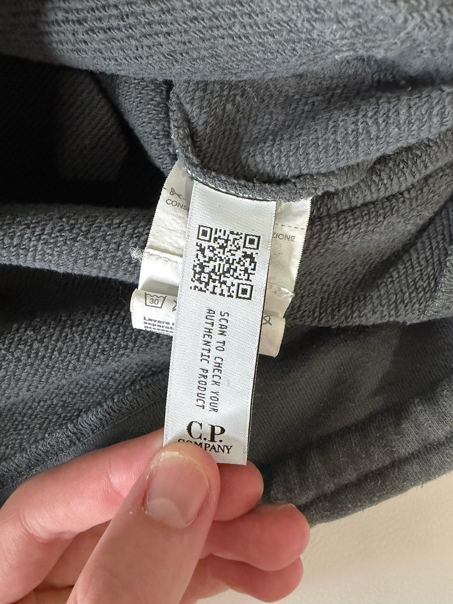 Étiquette d'authenticité avec QR code à l'intérieur d'un sweat-shirt gris anthracite Secondstore C.P. Company