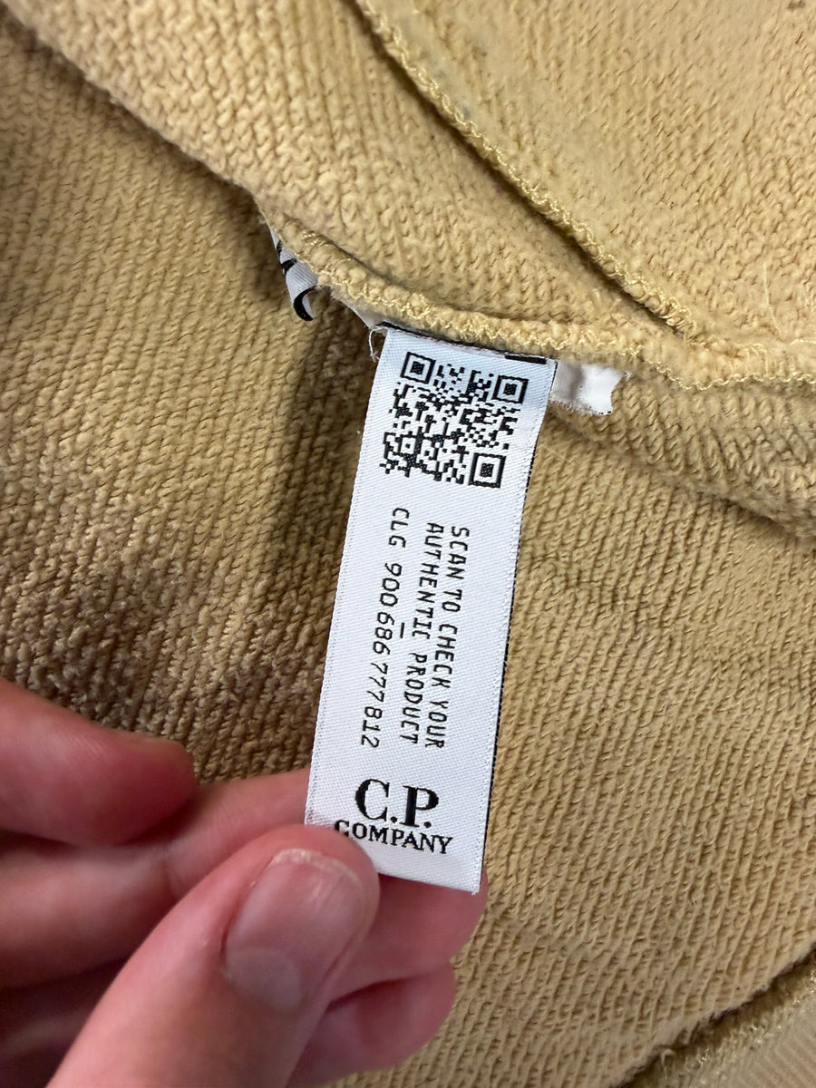 Étiquette d'authenticité avec QR code sur un sweat-shirt beige en coton Secondstore C.P. Company