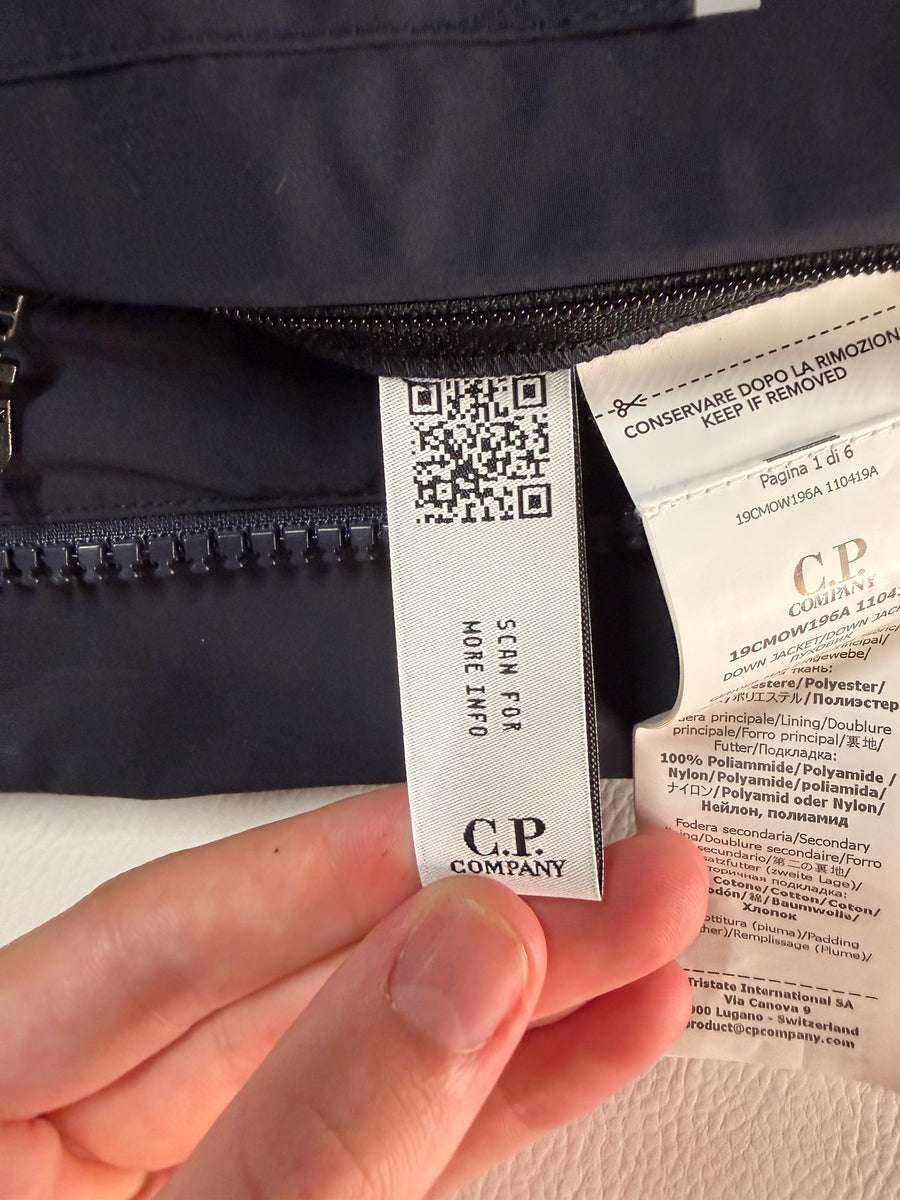 Étiquette intérieure d'authenticité avec code QR sur une veste Secondstore C.P. Company en tissu technique noir