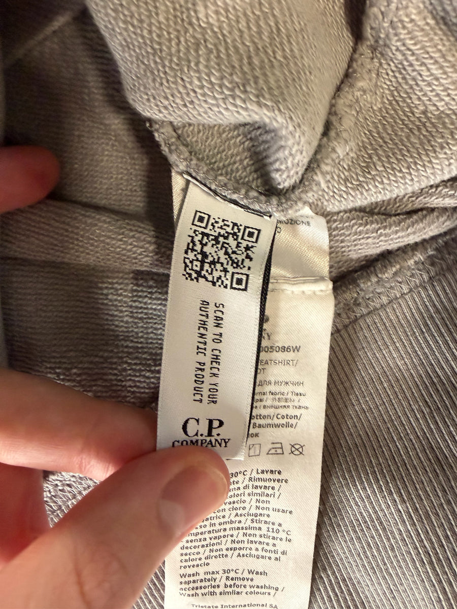 Étiquette d'authenticité avec code QR à l'intérieur d'un sweat-shirt gris en coton de la marque Secondstore C.P. COMPANY