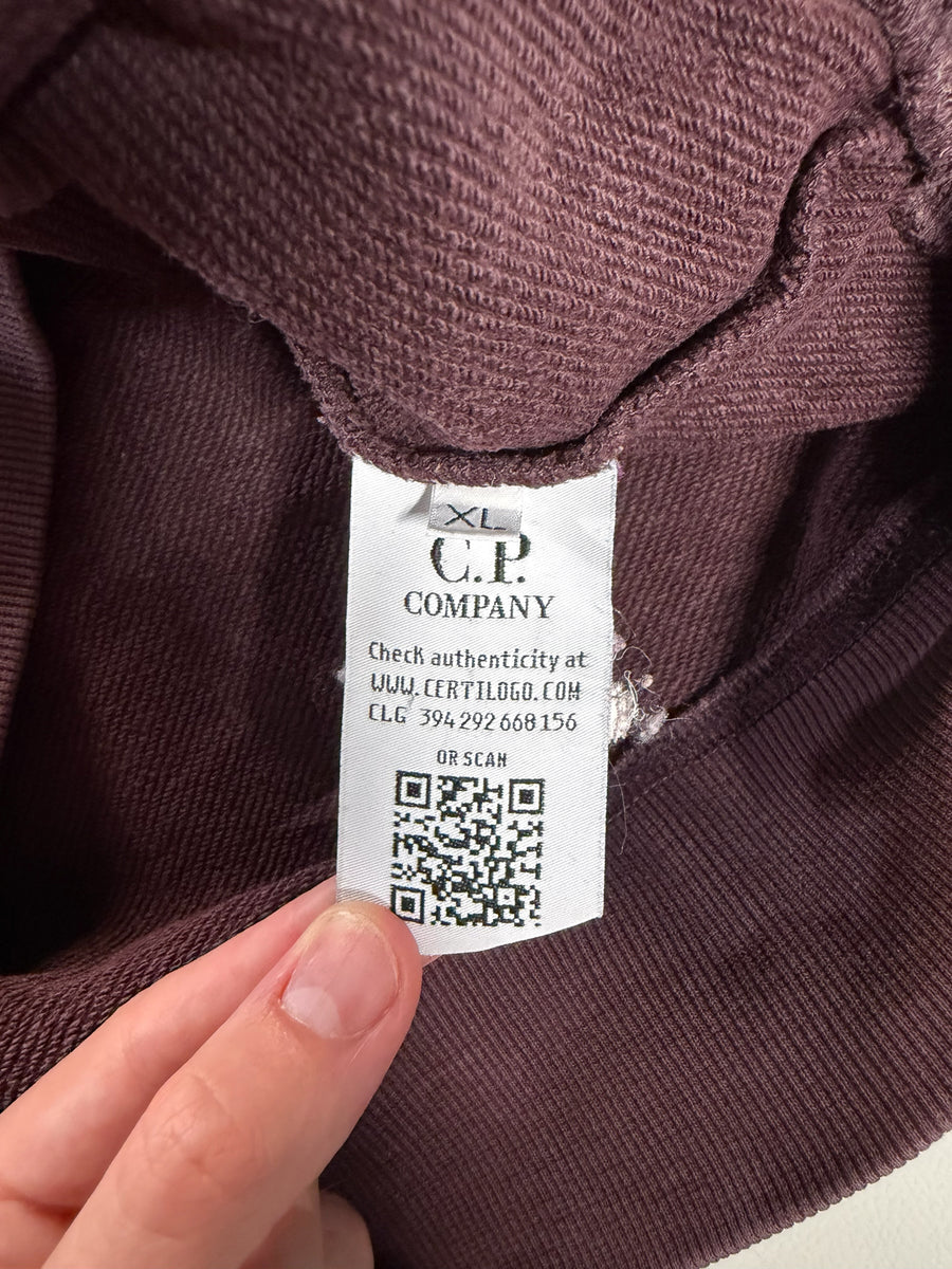 Etiquette d'authenticité Secondstore sur sweat-shirt bordeaux C.P. Company avec code QR et logo