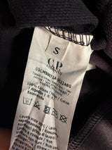 Étiquette de composition Secondstore sur sweat-shirt C.P. Company en coton gris anthracite avec taille S visible