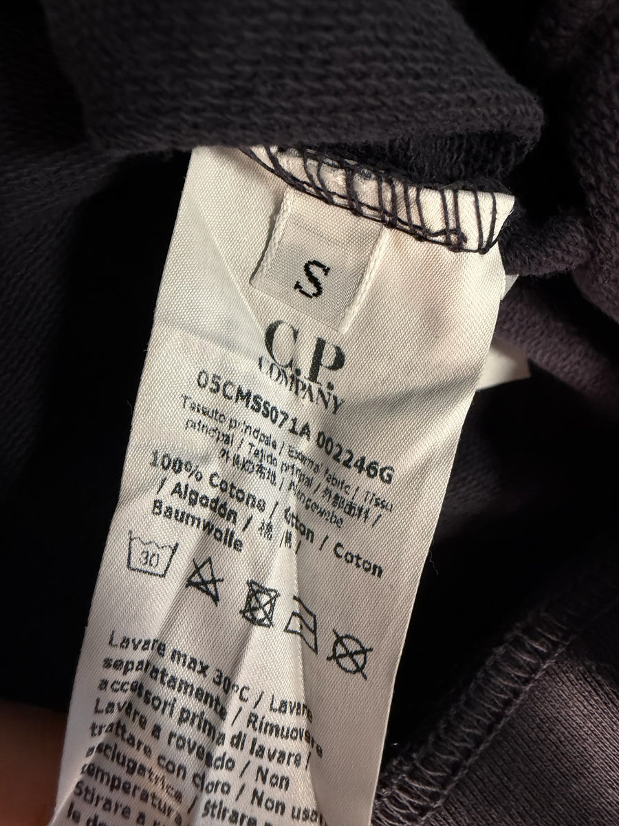 Étiquette de composition Secondstore sur sweat-shirt C.P. Company en coton gris anthracite avec taille S visible