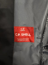 Étiquette intérieure rouge Secondstore C.P. Company indiquant le tissu technique extensible C.P. Shell