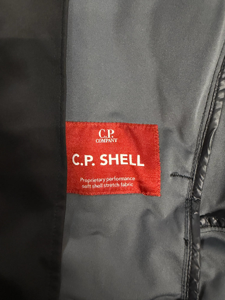 Étiquette intérieure rouge Secondstore C.P. Company indiquant le tissu technique extensible C.P. Shell