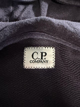 Étiquette de marque noire et blanche cousue à l'intérieur d'un sweat-shirt Secondstore C.P. Company en coton