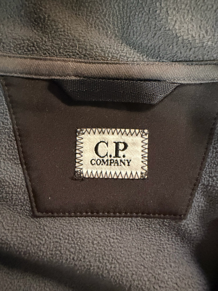 Étiquette de marque Secondstore cousue sur l'intérieur d'une veste soft shell noire C.P. Company