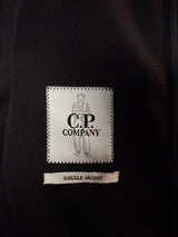 Étiquette intérieure Secondstore sur veste noire C.P. Company Goggle Jacket avec logo et inscription