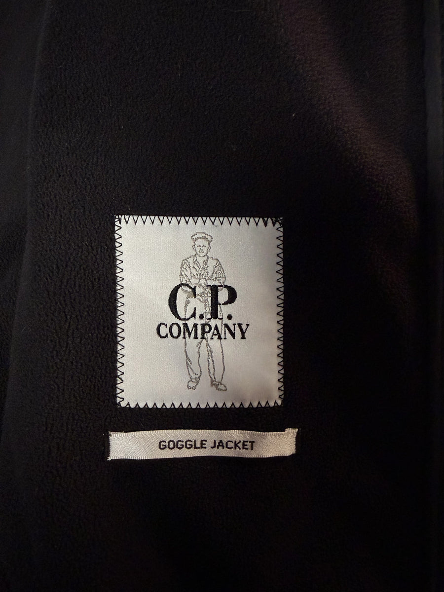 Étiquette intérieure Secondstore sur veste noire C.P. Company Goggle Jacket avec logo et inscription