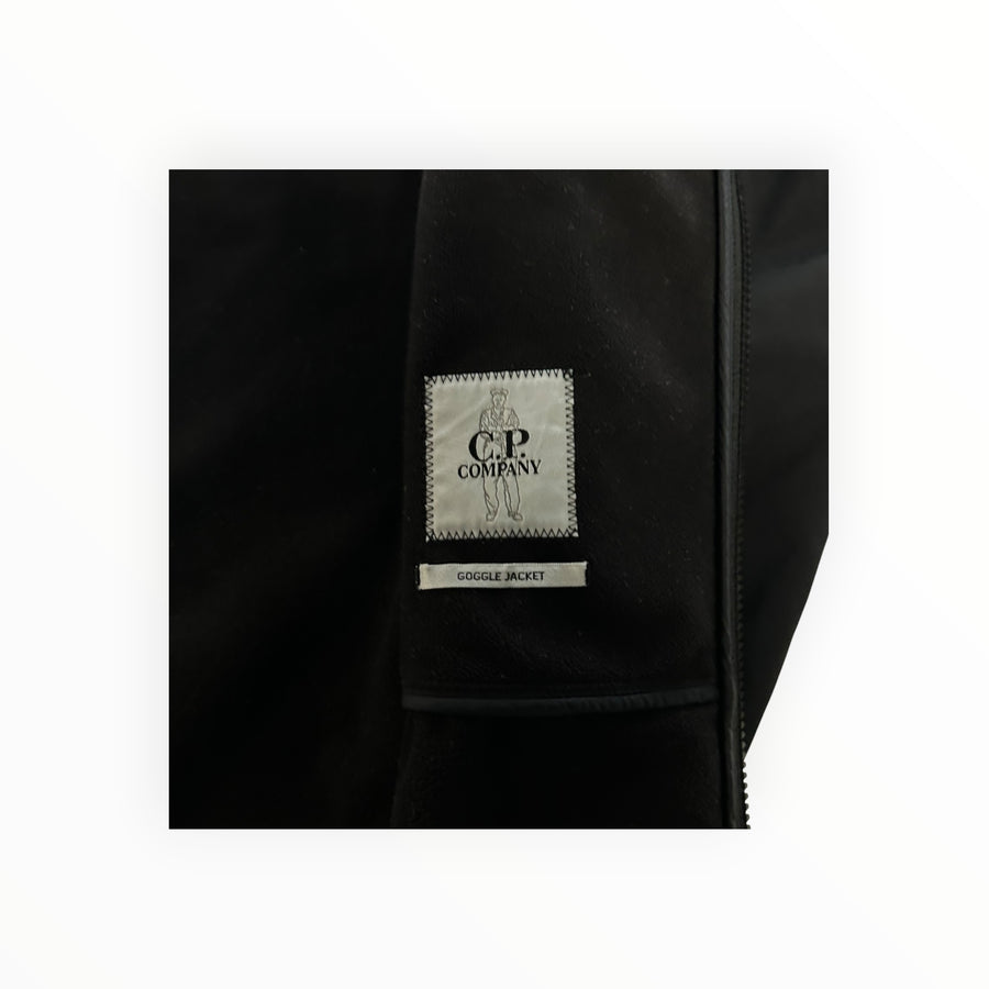 Étiquette intérieure de la veste Goggle Jacket noire Secondstore avec logo C.P. Company et détails de marque