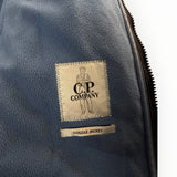 Étiquette intérieure Secondstore sur une veste bleue C.P. Company Goggle Jacket avec doublure en polaire douce