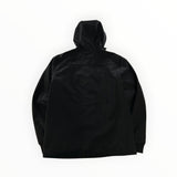 Vue arrière de la veste noire C.P. Company Goggle Jacket en tissu technique soft shell avec capuche.