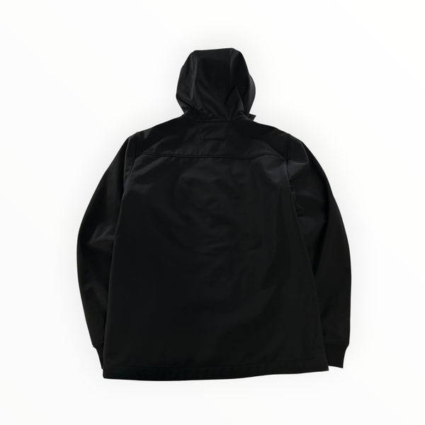 Vue arrière de la veste noire C.P. Company Goggle Jacket en tissu technique soft shell avec capuche.
