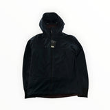 Veste Secondstore C.P. Company Goggle noire en soft shell avec capuche à lunettes intégrées et doublure bordeaux