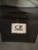 Gros plan sur l'étiquette logo C.P. Company cousue sur la doublure noire d'une veste Secondstore