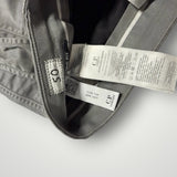 Étiquette intérieure et détails de taille 50 sur un pantalon cargo gris Secondstore C.P. Company en coton