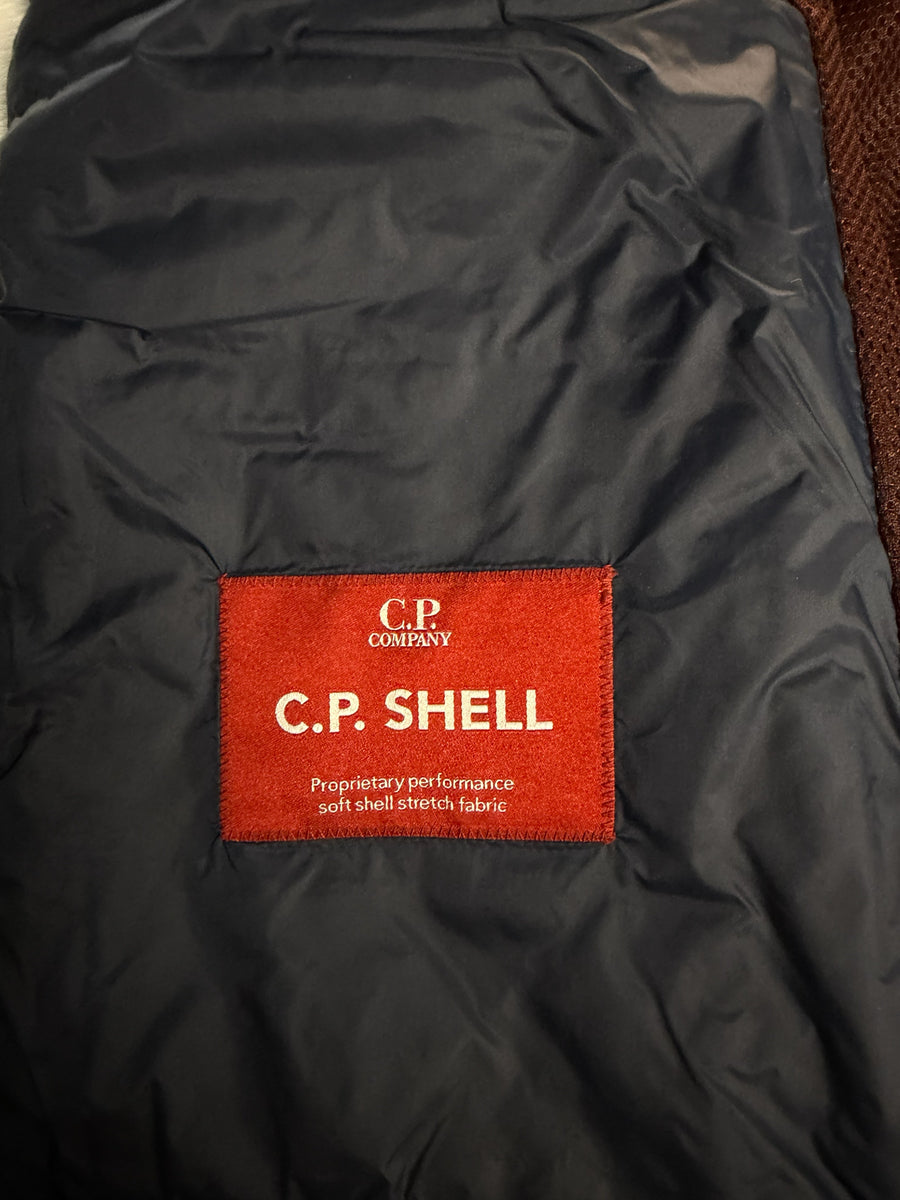 Étiquette intérieure rouge Secondstore sur veste C.P. Company en tissu technique bleu marine C.P. Shell