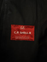 Étiquette rouge intérieure Secondstore C.P. Company indiquant la technologie de tissu soft shell recyclé Shell-R