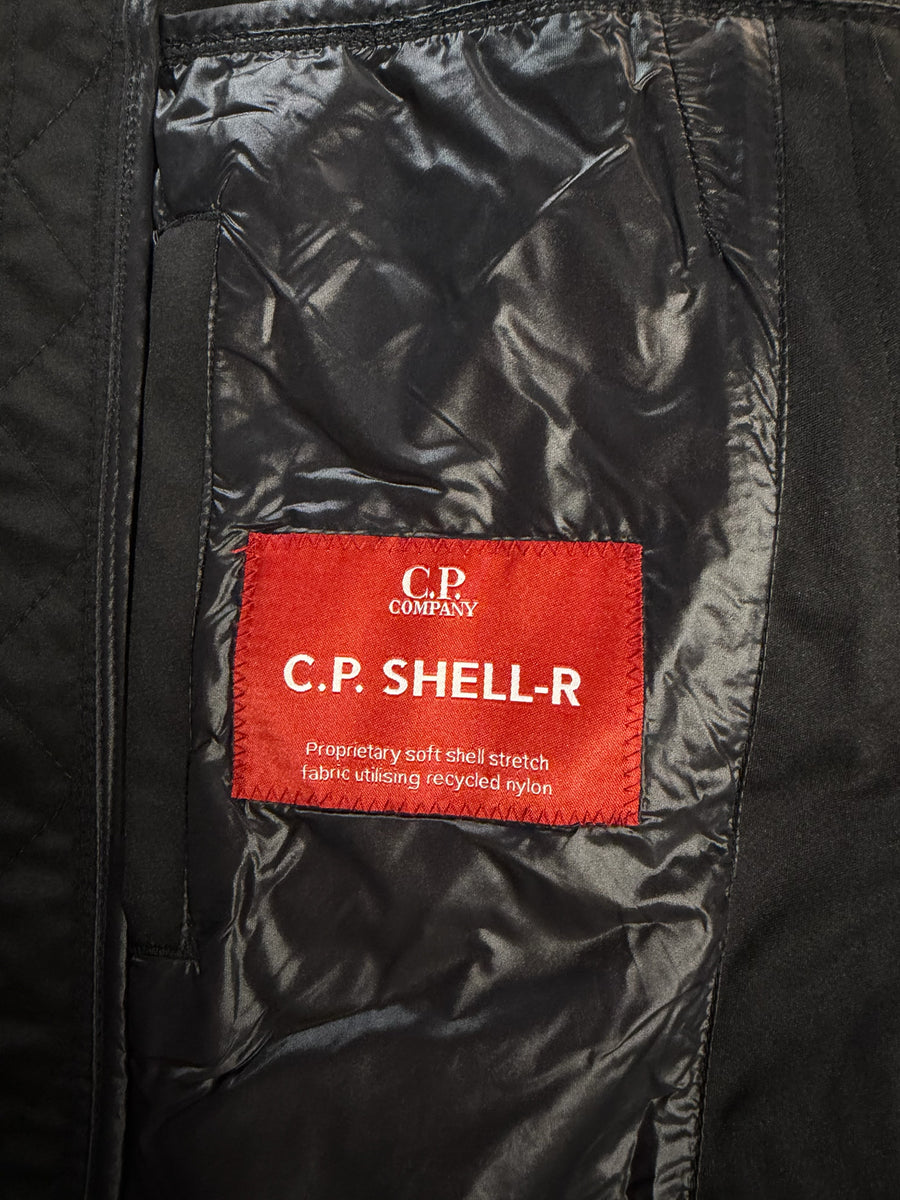 Etiquette rouge interieure C.P. Company Shell-R sur veste noire Secondstore en nylon recycle
