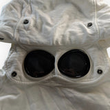 Sweat à capuche blanc Secondstore C.P. Company avec lunettes Goggle noires intégrées sur la capuche