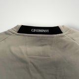Détail du col rond beige Secondstore C.P. Company avec bande intérieure noire logotée en coton de haute qualité