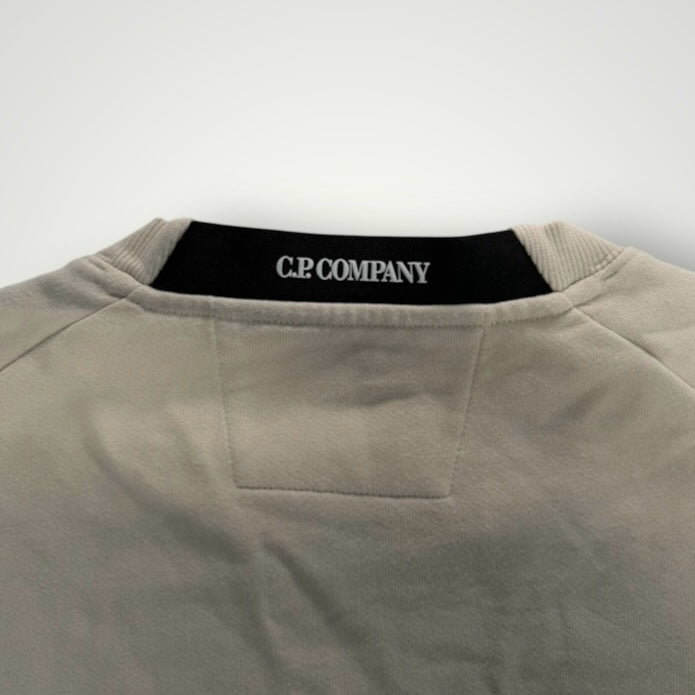 Détail du col rond beige Secondstore C.P. Company avec bande intérieure noire logotée en coton de haute qualité