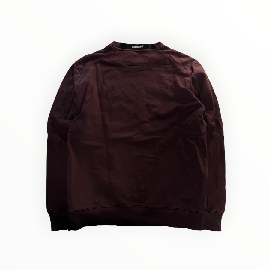 Vue arrière du sweat-shirt bordeaux Secondstore C.P. Company en coton avec logo contrastant au col