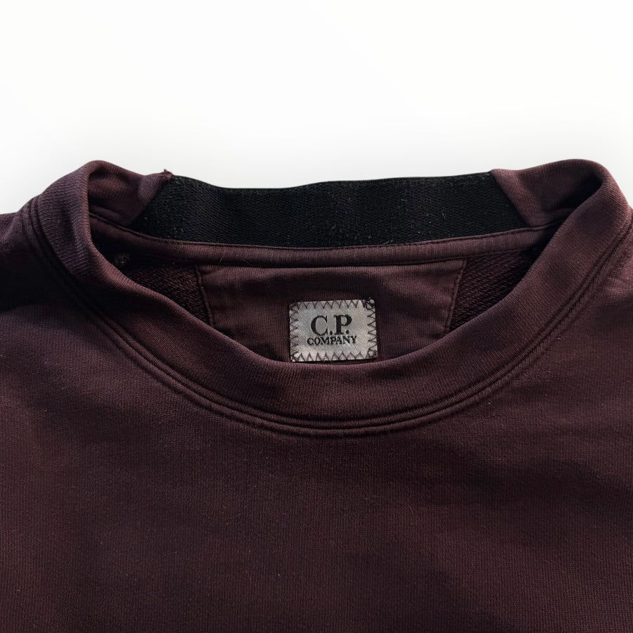 Col rond bordeaux Secondstore C.P. Company avec étiquette de marque et empiècement contrastant au niveau du col