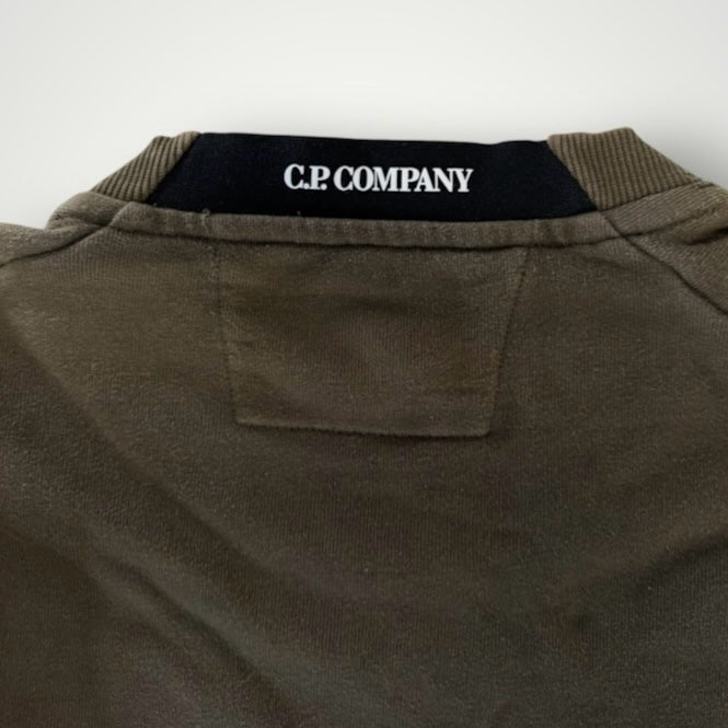 Détail du col rond vert olive d'un sweat-shirt Secondstore C.P. COMPANY avec logo contrastant sur la nuque