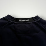 Détail du col rond et étiquette de marque Secondstore C.P. Company sur un sweat-shirt en coton bleu marine