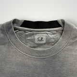 Gros plan sur le col rond gris chiné d'un sweat-shirt Secondstore C.P. Company avec étiquette intérieure contrastée