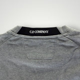 Gros plan sur le col rond gris chiné d'un sweat-shirt Secondstore C.P. Company avec logo intérieur contrastant