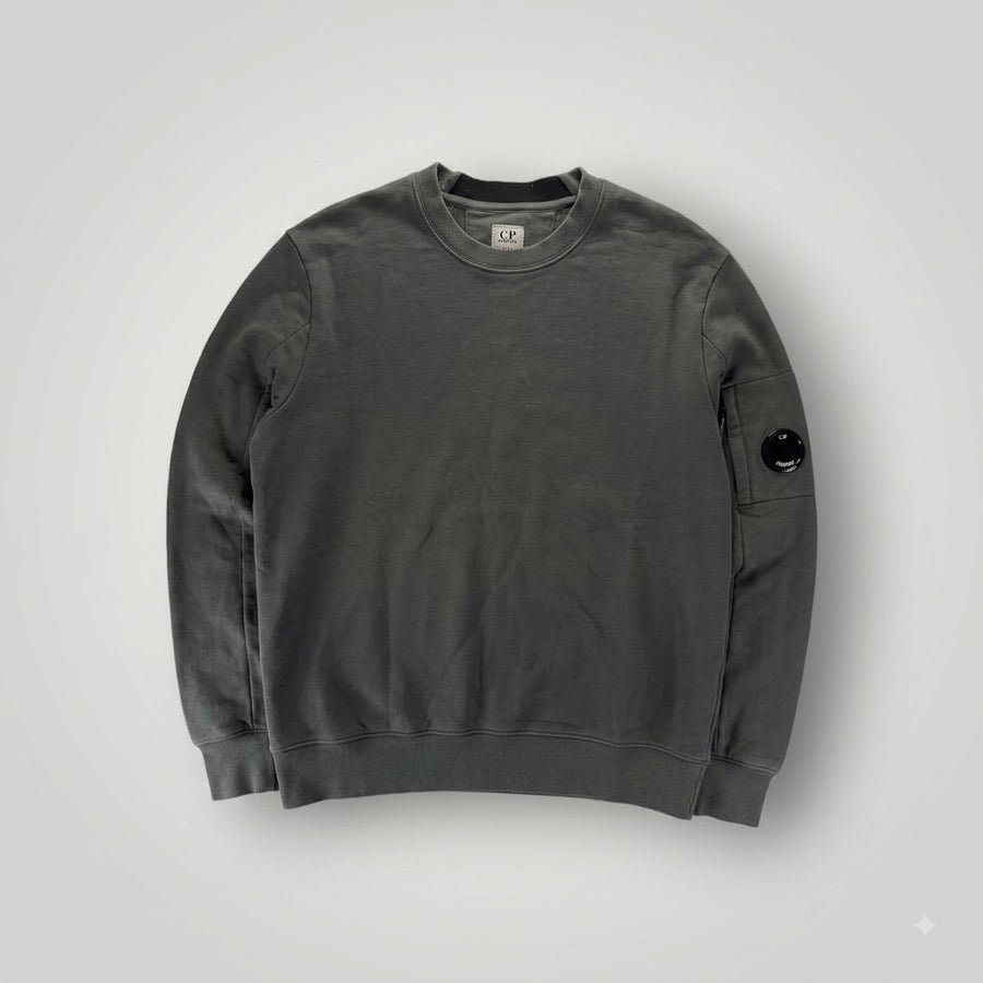 Sweat-shirt gris en coton Secondstore C.P. COMPANY avec col rond et poche zippée iconique sur la manche gauche